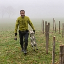 Kurze Benjeshecke zwischen Feldern im Elsass 2025 -- Foto: H. Spinnhirny