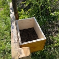 Nistkasten #1 der Boden wird mit zersetztem Rindenmulch bedeckt 