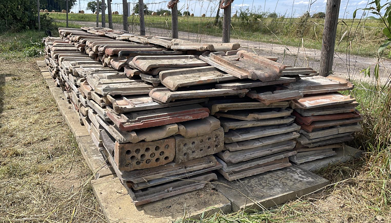 Fertige Trockenmauer aus gebrauchten Dachziegeln.
