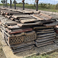 Fertige Trockenmauer aus gebrauchten Dachziegeln.
