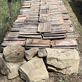 Kalksteinfindlinge seitlich der Trockenmauer aus Dachziegeln für Reptilien