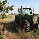 "S’il utilise le tracteur, c’est uniquement pour griffer superficiellement la terre. Et l’aérer, pour favoriser le développement de la microfaune"  Photo DNA /Jean-François OTT 